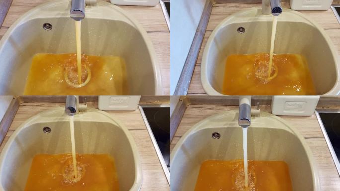 厨房的水槽也在流出棕色的、生锈的水，这表明家里的管道有更大的问题。