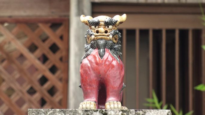 日本冲绳那霸:街上的狮子狗雕像。