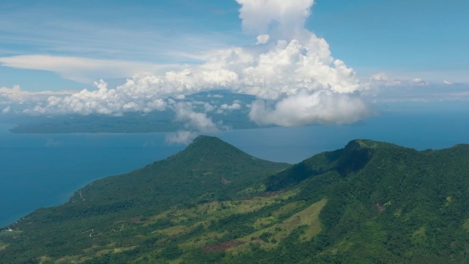 菲律宾卡米金的热带山脉。