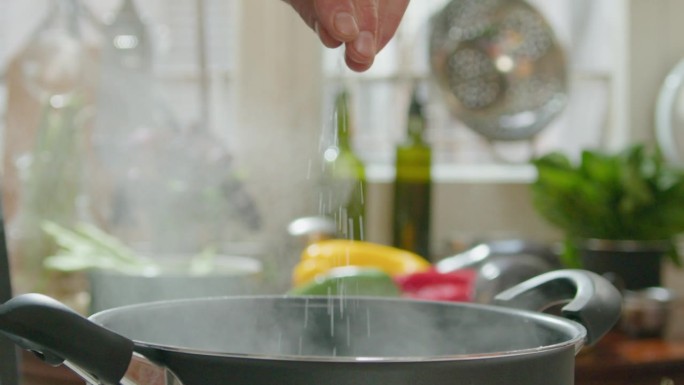 在煮锅的沸水中加入盐