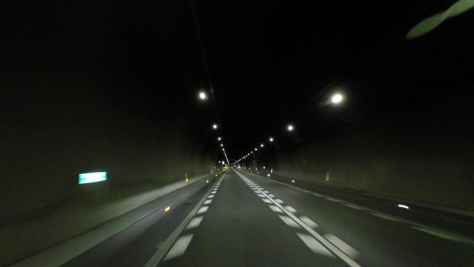 开车行驶在隧道中 隧道穿梭 公路