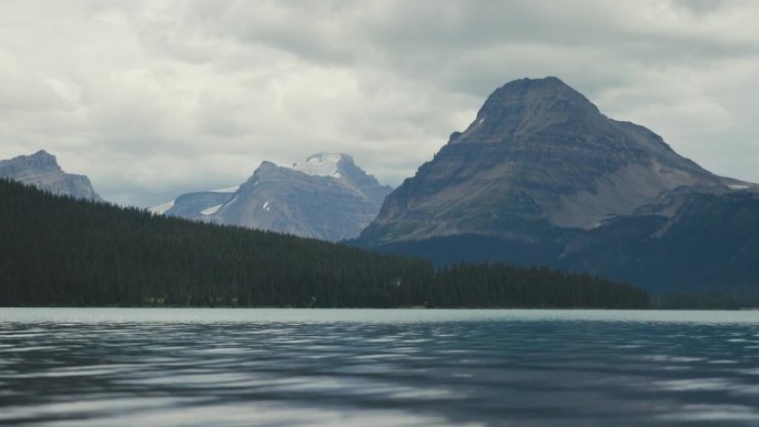 这是加拿大班夫国家公园里平静祥和的弓湖的风景照