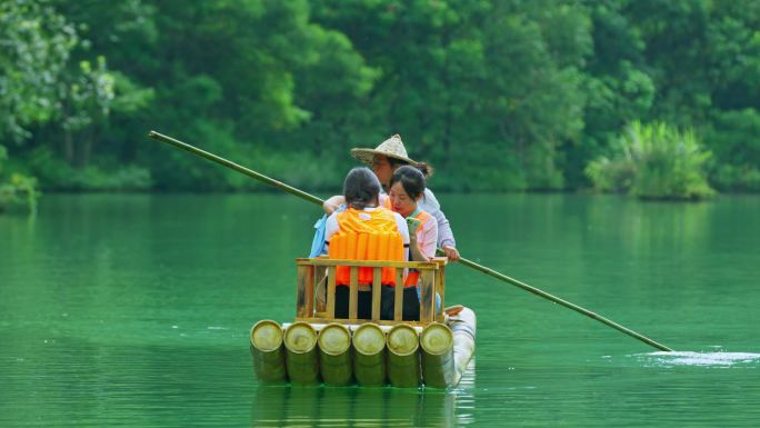 湖面上的竹筏渔夫游客