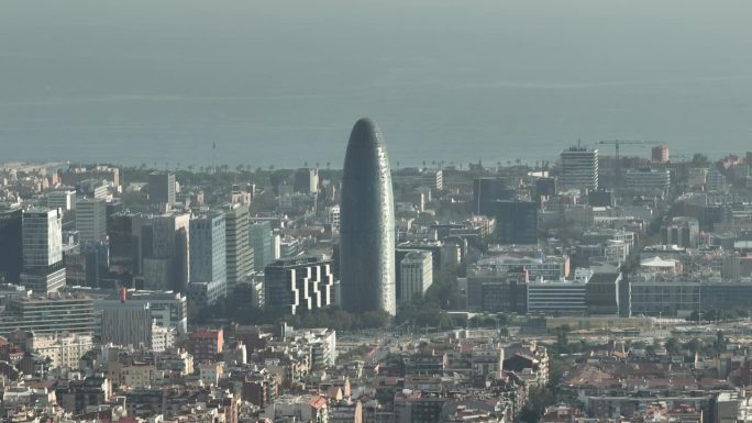 阳光明媚的一天巴塞罗那市著名的现代办公大楼区海湾鸟瞰全景4k西班牙