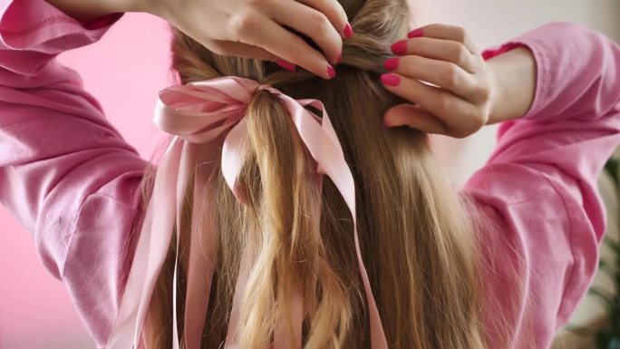 粉色蝴蝶结的芭比发型