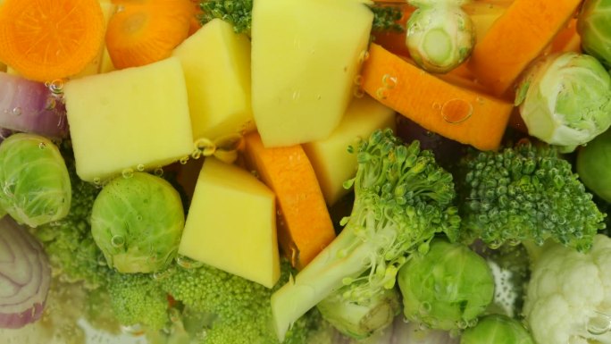 用带气泡的沸水煮汤用的蔬菜拌料。