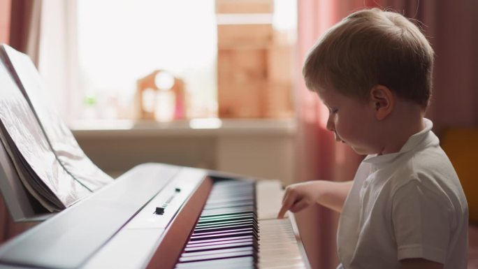 可爱的小男孩改变模式，弹电子钢琴