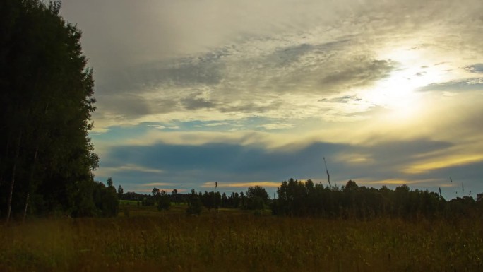 积云扫过拉脱维亚早晨风景的时间变化。