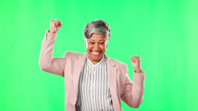 老年，庆祝和兴奋的女人在绿色的屏幕上孤立的背景演播室。人脸画像，获胜者和年长的女性庆祝，赢得晋升或好