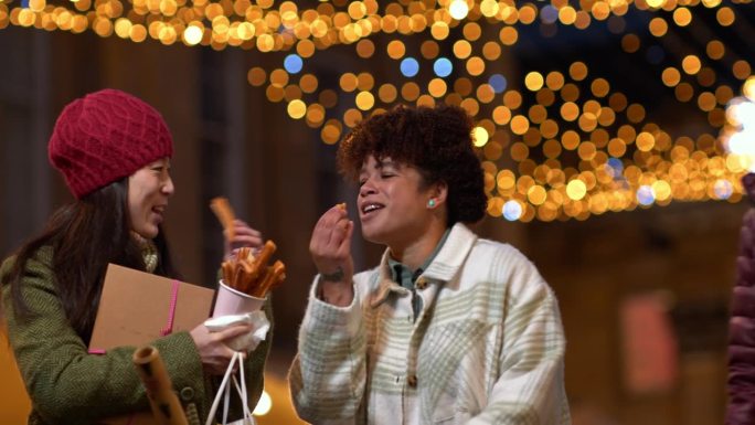 在圣诞市场吃油条外国人笑脸笑容夜景逛街夜