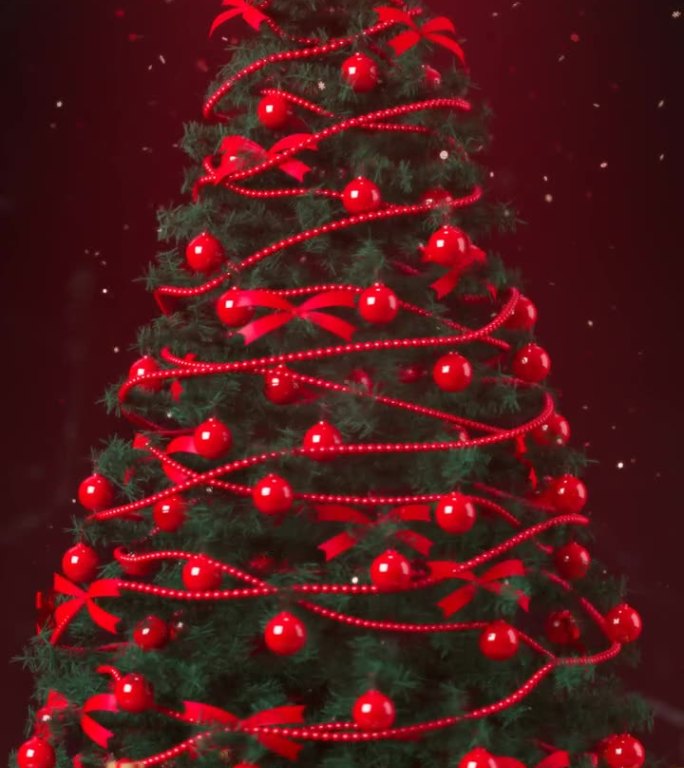 圣诞树上的红色装饰在雪球旋转