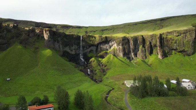 在冰岛南部的后院发现了美丽的瀑布。