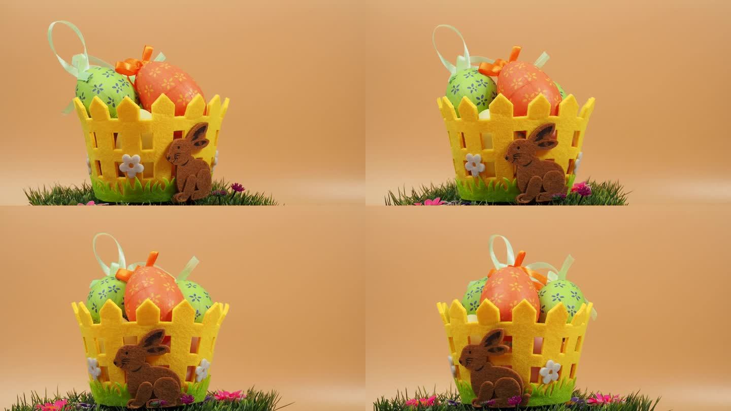 复活节篮子装饰鸡蛋在绿色草地上旋转在一个橙色的背景。