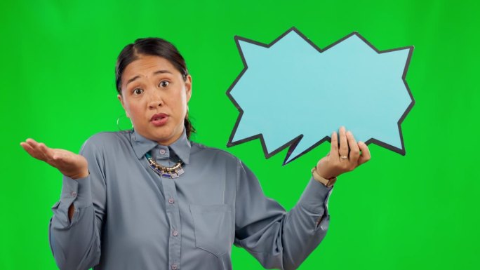 亚洲女性，演讲泡沫和问题在绿色屏幕上的想法，评论或对工作室背景的反馈。无能的女性肖像与图标的社交媒体