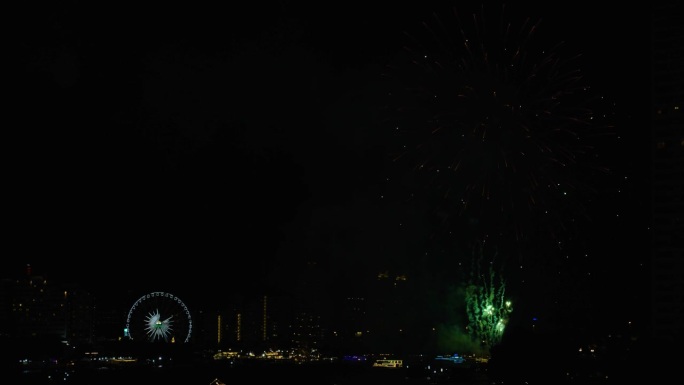 曼谷河滨chao phraya的烟花与酒店建筑和服务船庆祝新年和节日的特殊场合，夜晚美丽的节日派对