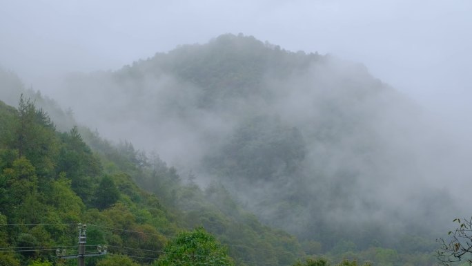 初秋雨中山脉云雾缭绕的绝美自然风光