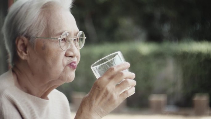 老年妇女喝水老年人