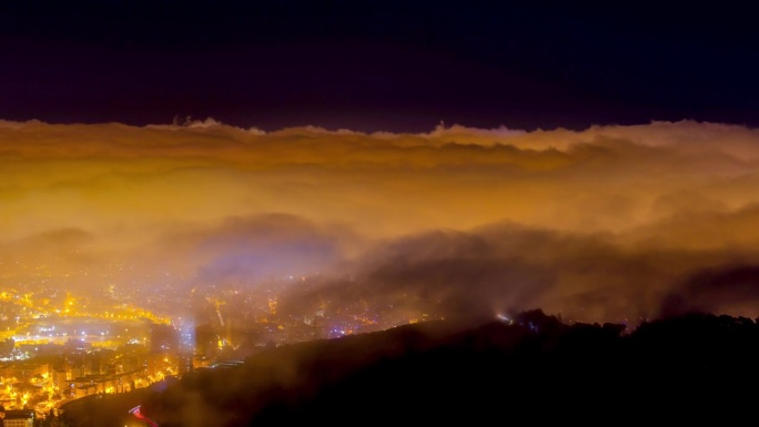 西班牙，巴塞罗那:雾滚滚而来