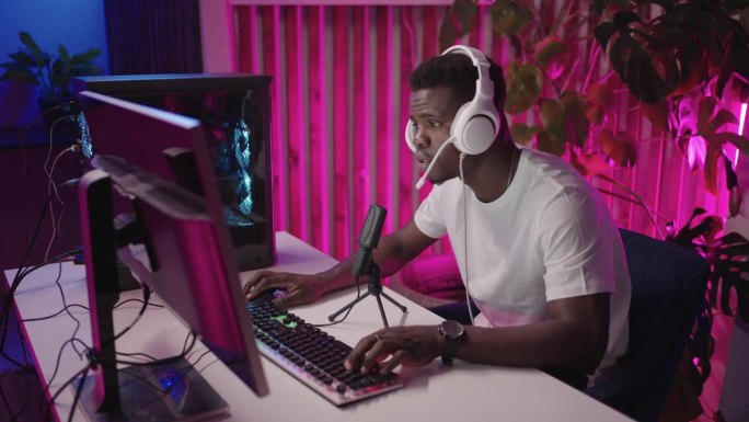 在线游戏职业:年轻的黑人男子作为职业电子竞技选手，在电子竞技比赛中战斗，流媒体和赚钱，同时享受他对游