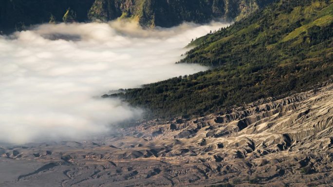 4k延时电影日出场景移动的云，雾和烟雾的喷发覆盖火山mt . Bromo, sememeru, Ba