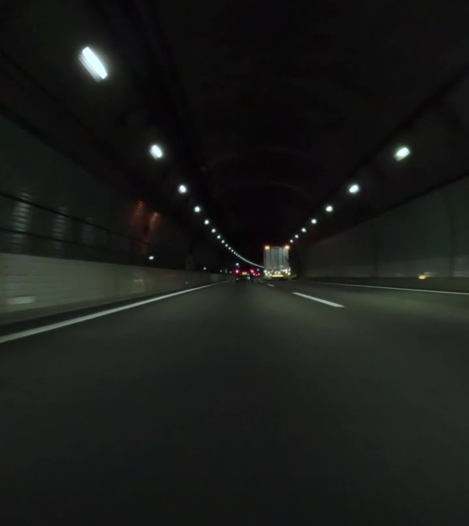 午夜驾驶:穿越高速公路隧道