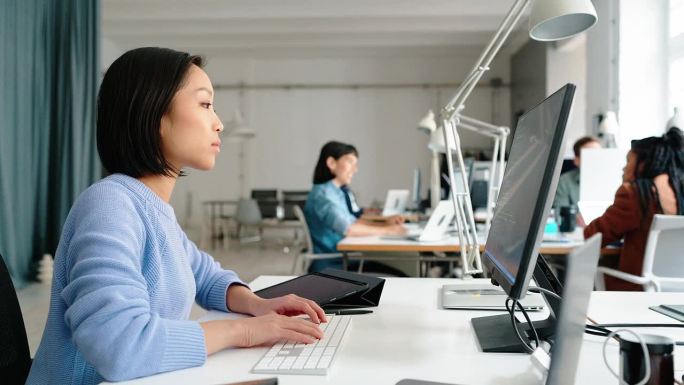 女软件工程师在联合办公办公室做电脑工作