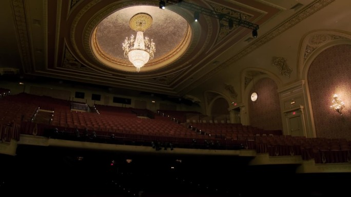 一个空的优雅的经典剧场与舞台的广角镜头