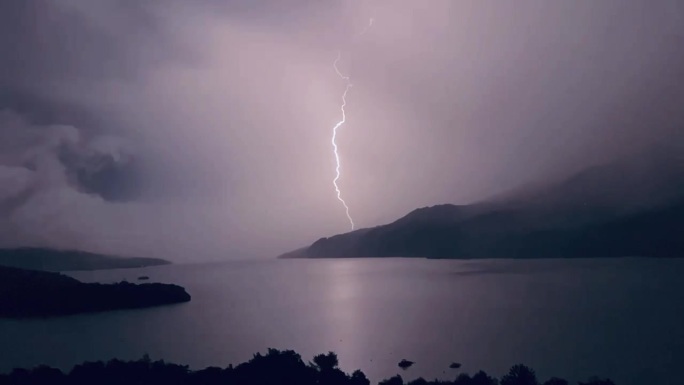 夜雷雨下山湖山林湖泊下山夜间