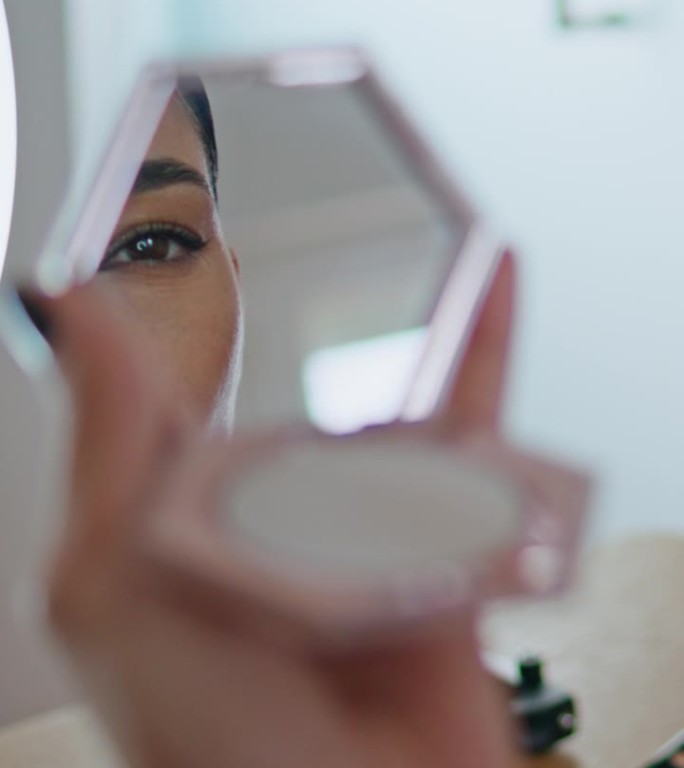 女美容师在镜子垂直特写上涂抹化妆品。博客记录