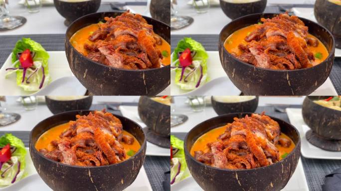 美味的传统泰式红咖喱香脆鸭椰碗，泰式餐厅美食，4K拍摄