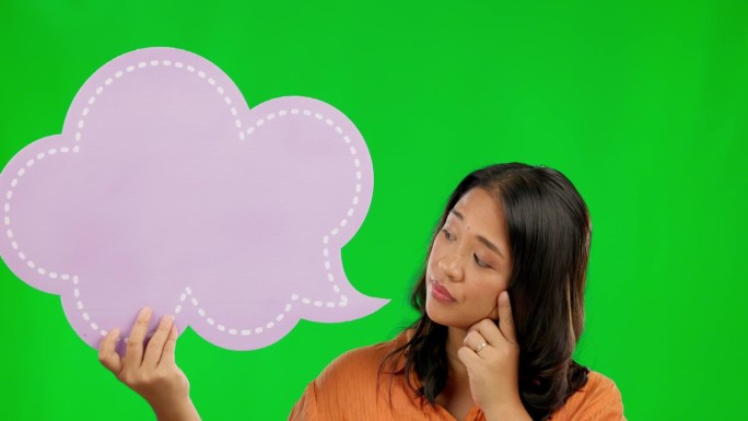亚洲女性，思考和演讲泡沫在绿色屏幕上的想法或问题的工作室背景。深思熟虑的女性在选择或决定中的肖像，带