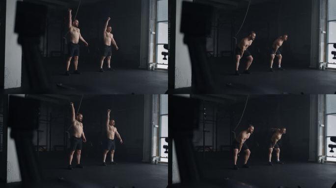 两个肌肉发达的男人在健身房举壶铃的全长照片，专业举重训练