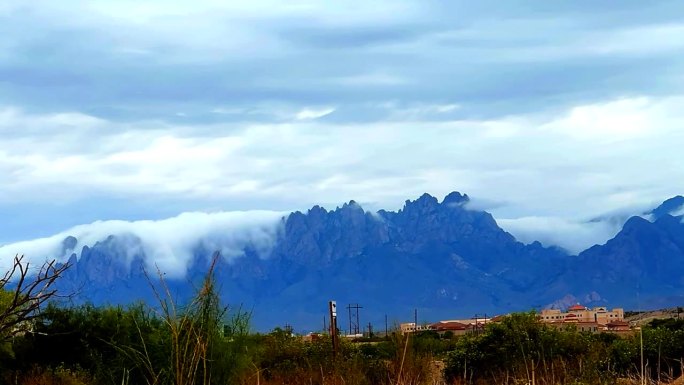 低云在新墨西哥州拉斯克鲁塞斯的风琴山上空流动