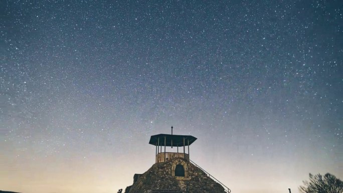 星夜星空的时间流逝，银河在山间移动