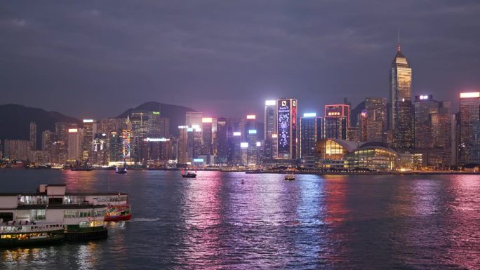 香港维多利亚港:2018年12月13日:香港城市之夜