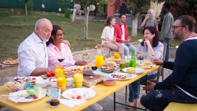多种族、多代的家庭团聚在一起吃家庭午餐