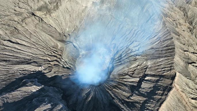 印度尼西亚东爪哇的活火山，烟雾弥漫。鸟瞰火山口古农布罗莫火山是腾格里塞梅鲁国家公园的一座活火山。