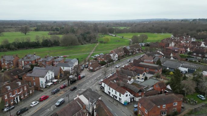 英国萨里郡里普利村撤回无人机，航拍，显示4K画面