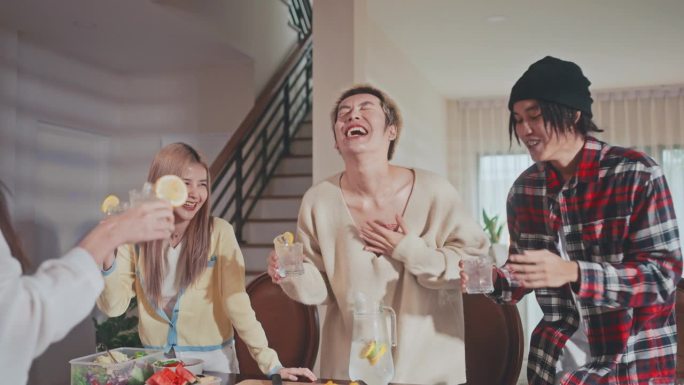 一群不同的朋友聚在一起，在家里愉快地喝着健康的饮料。