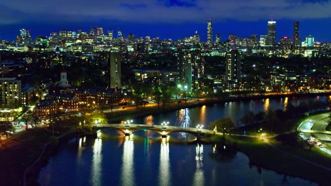 查尔斯河和剑桥的鸟瞰图，晚上与波士顿天际线为背景