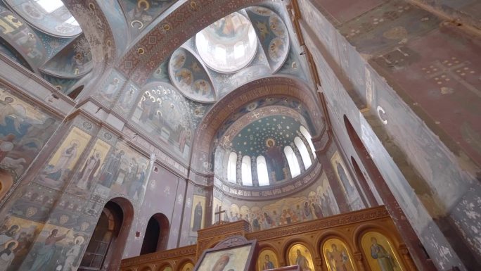 令人难以置信的古老的天花板内部装饰着宗教绘画。行动。古代教堂或寺庙内的景色