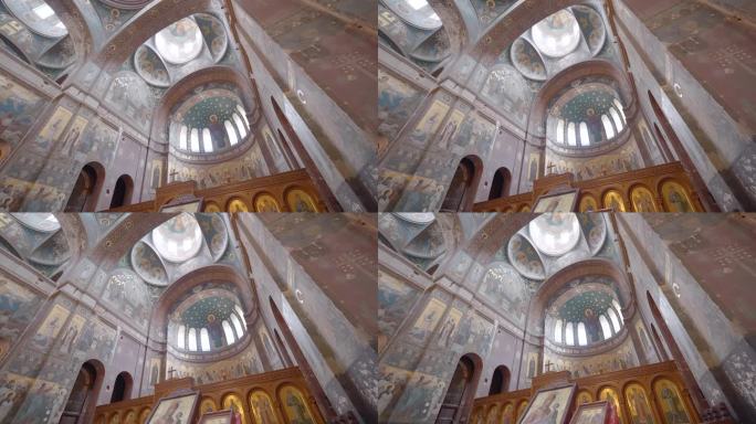令人难以置信的古老的天花板内部装饰着宗教绘画。行动。古代教堂或寺庙内的景色
