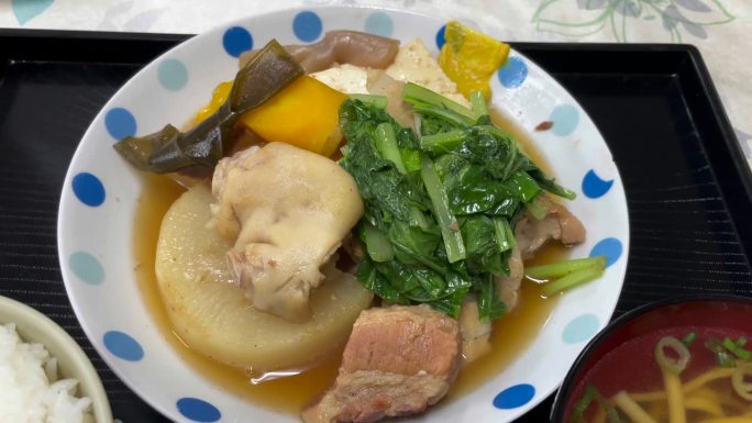 日本冲绳:冲绳传统美食“Nitsuke(肉、豆腐和蔬菜等，用甜酱油炖或煮)”。