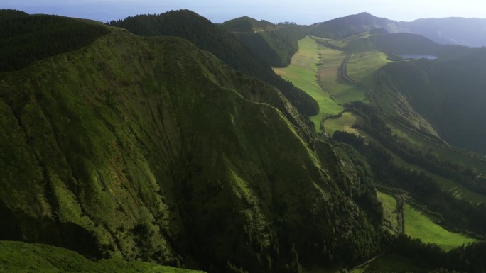 航拍图片Lagoa das Sete Cidades(七城泻湖)，葡萄牙泻湖，位于亚速尔群岛的s<s