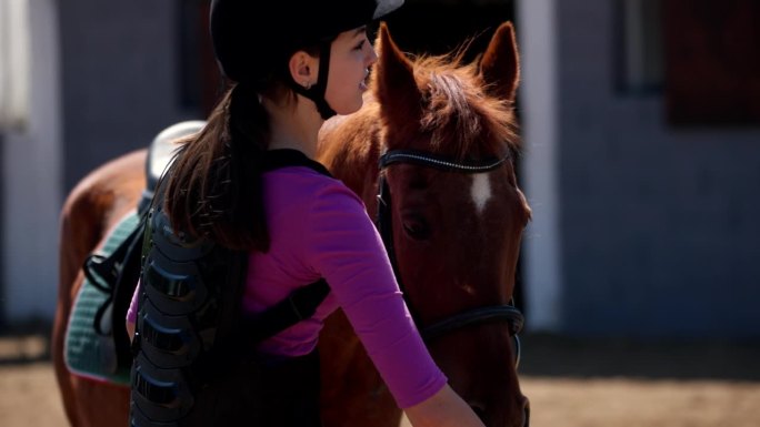 女孩抚摸着她的马
