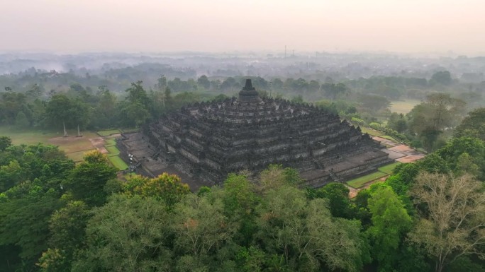 婆罗浮屠古遗址的空中无人机日出场景，这是一座9世纪的大乘佛教寺庙，位于印度尼西亚中爪哇日惹附近的马格