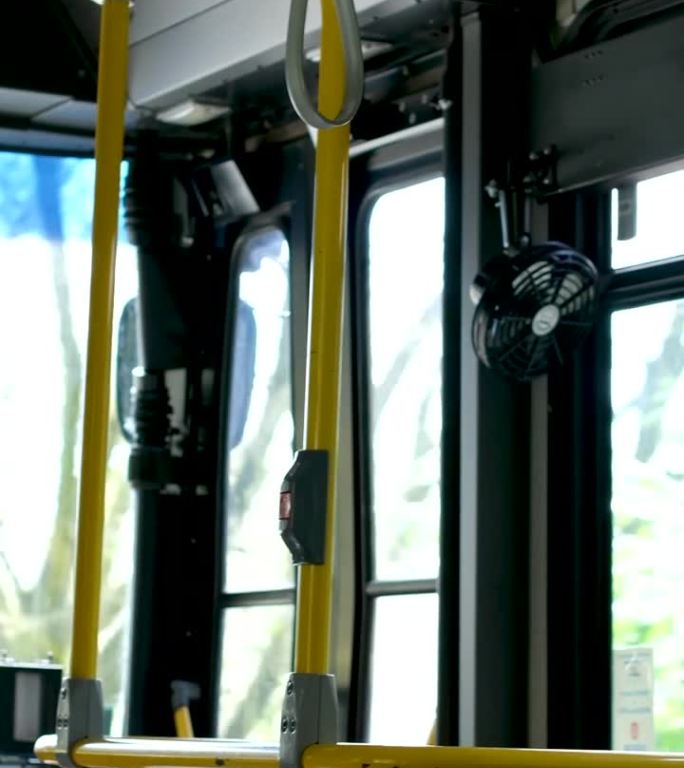 加拿大温哥华市，BC市，换乘巴士内的水龙头坏了，因为巴士是免费的，前排座位是给残疾人的，折叠座位是空