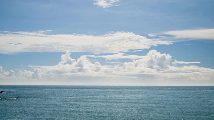 碧海蓝天，千变万化的白云。这是非常放松的。