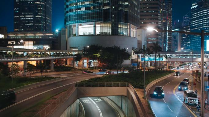 香港城市商业区的夜景，有交通信号灯