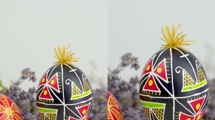 复活节节日横幅画在木架上，在右边的角落手工制作的背景明信片横幅日历空的空间节日复活节彩蛋刺绣带在蛋壳